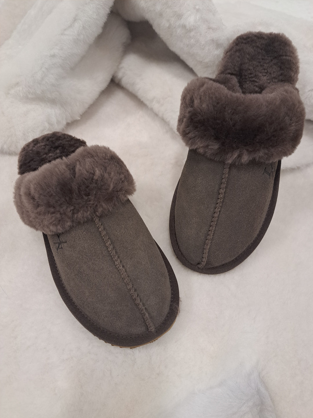 LV1 Hausschuhe – Wildleder-Lamm – Accessoires – Dunkelbraun