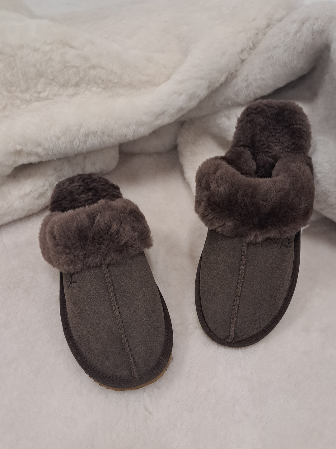 LV1 Hausschuhe – Wildleder-Lamm – Accessoires – Dunkelbraun