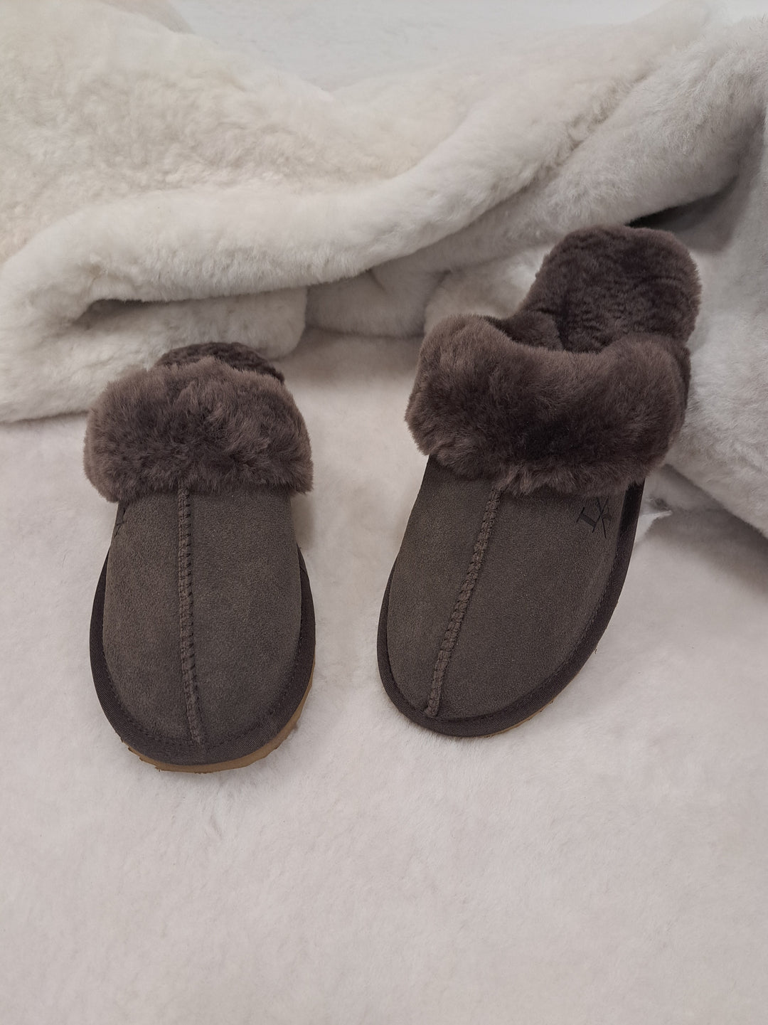 LV1 Hausschuhe – Wildleder-Lamm – Accessoires – Dunkelbraun