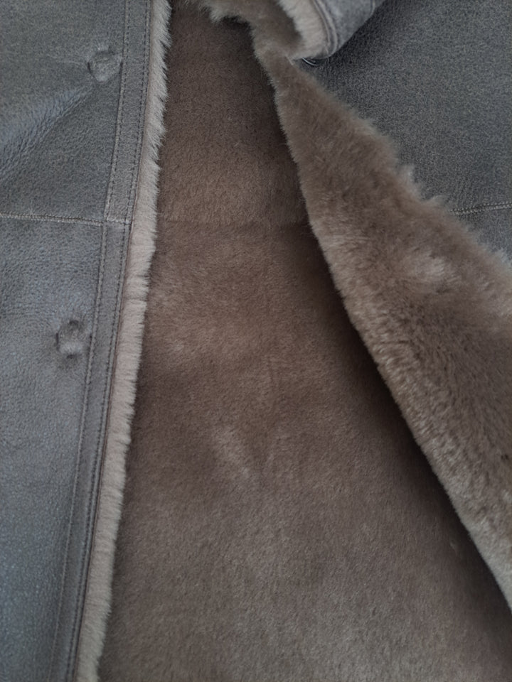 Close-up of Giorgiana 95 cm reversible Nappa lamb coat showing brown interior