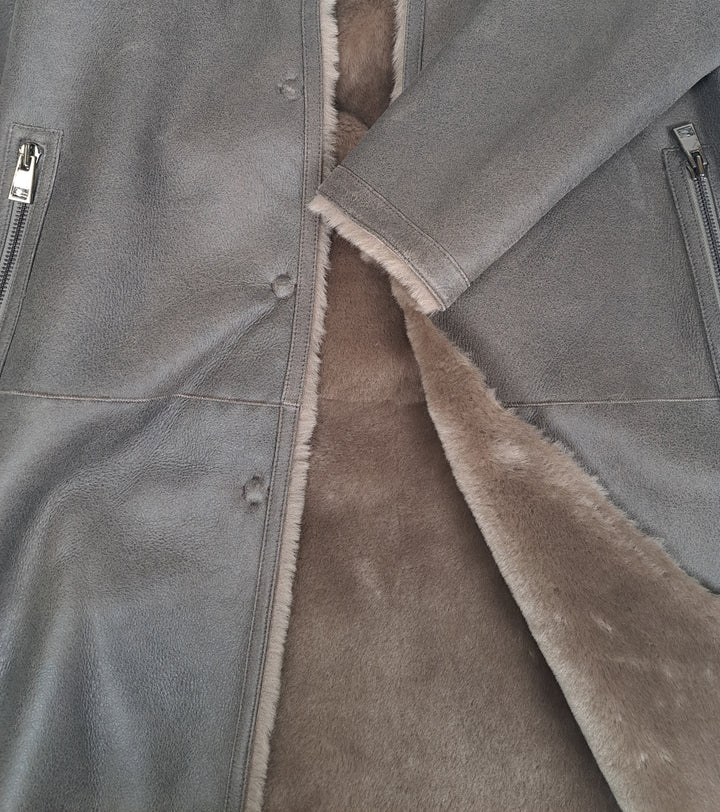 Close-up of Giorgiana 95 cm brown reversible Nappa lamb coat showing zipper pockets and soft inner lining