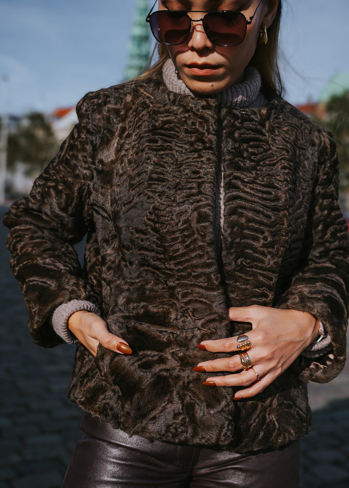 Konstantinou Monroe, 56 cm. - Persisk lam - Kvinder - Brun