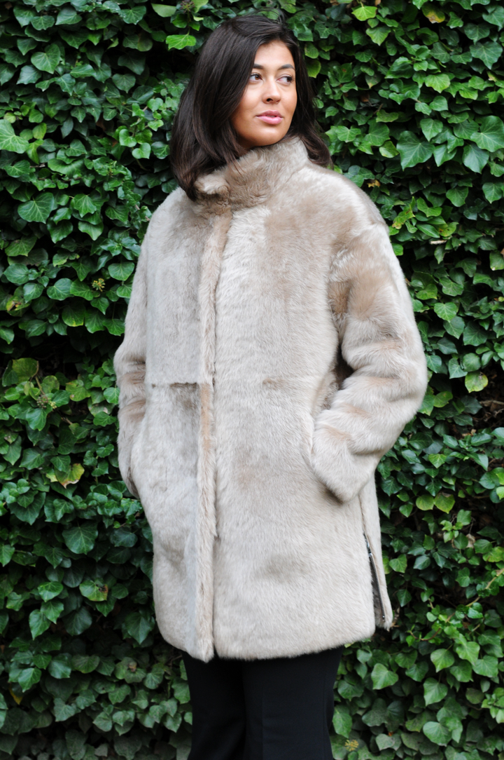 Halima, 85 cm. - Halsbånd - La Coon Lamb - Dame - Kamel
