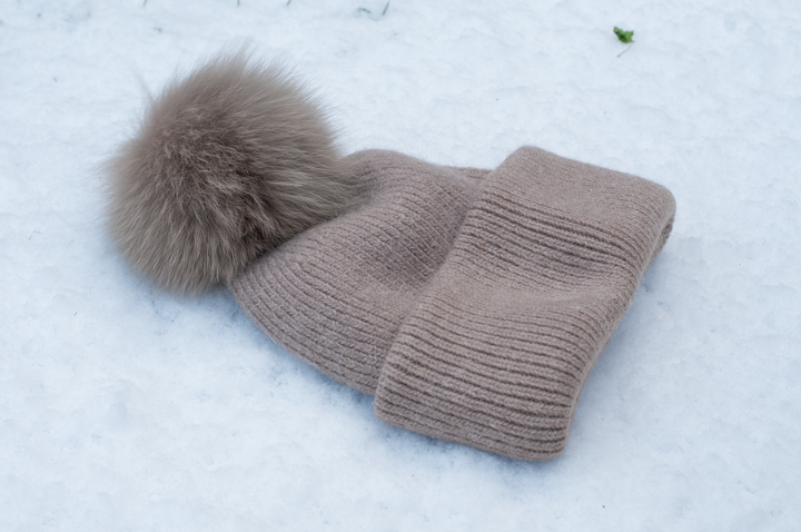 HL22C007 Gorro de lã angorá com pompom de pele Taupe