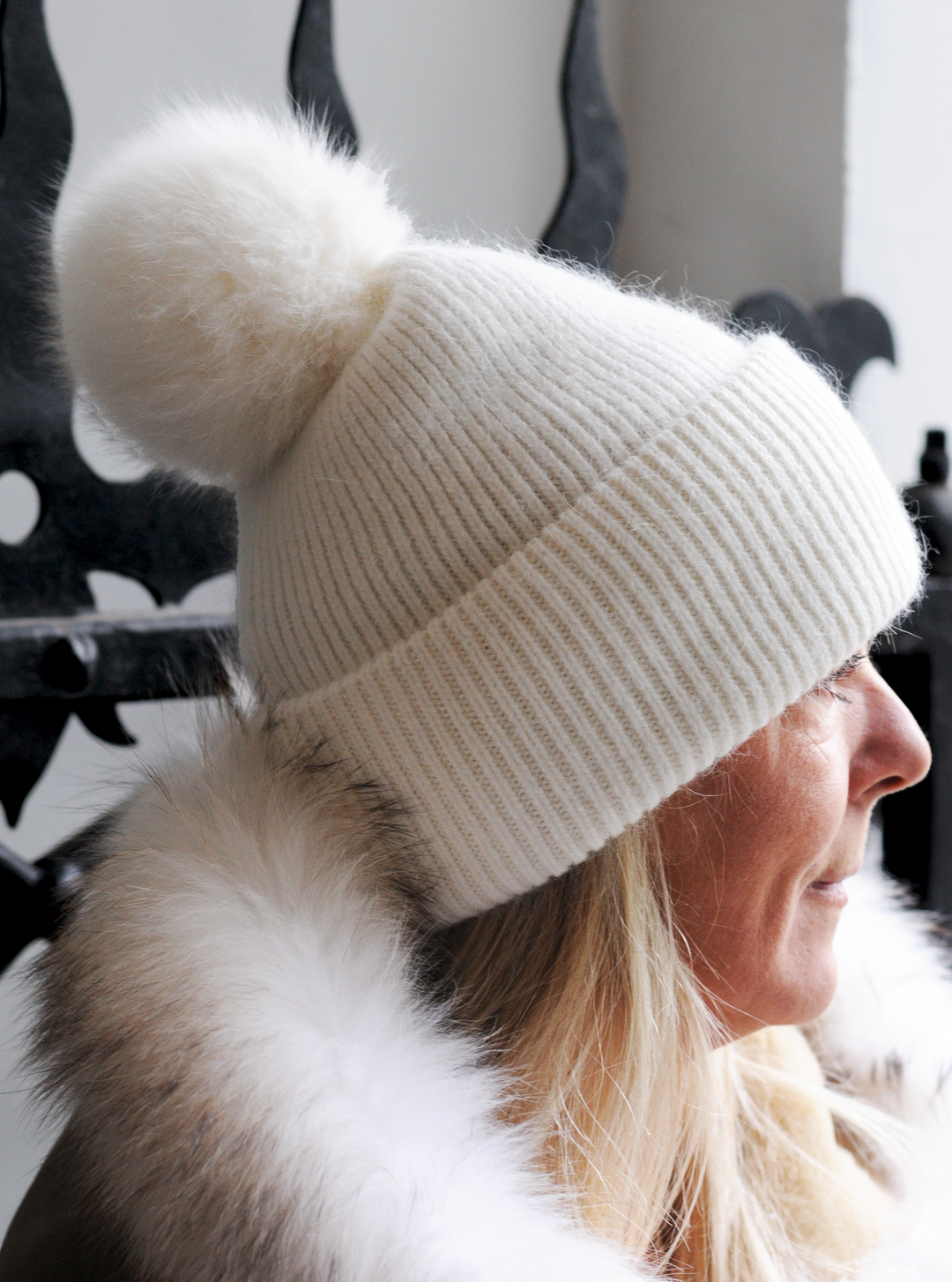 HL22C007 Muts van angorawol met pompon van bont - Wit