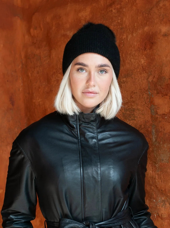 HL22C007 Angora uld pelsbeanie med pompon - Sort