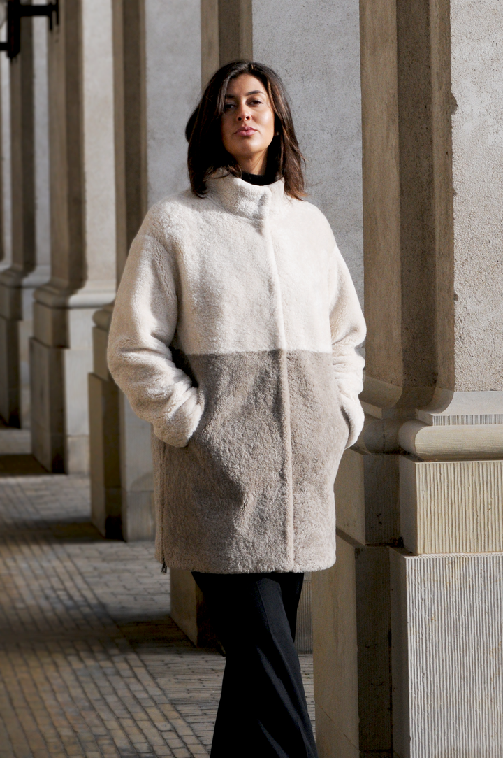 Filuka, 100 cm. - Krave - Krøllet lammefrakke - Damer - Beige & Grå