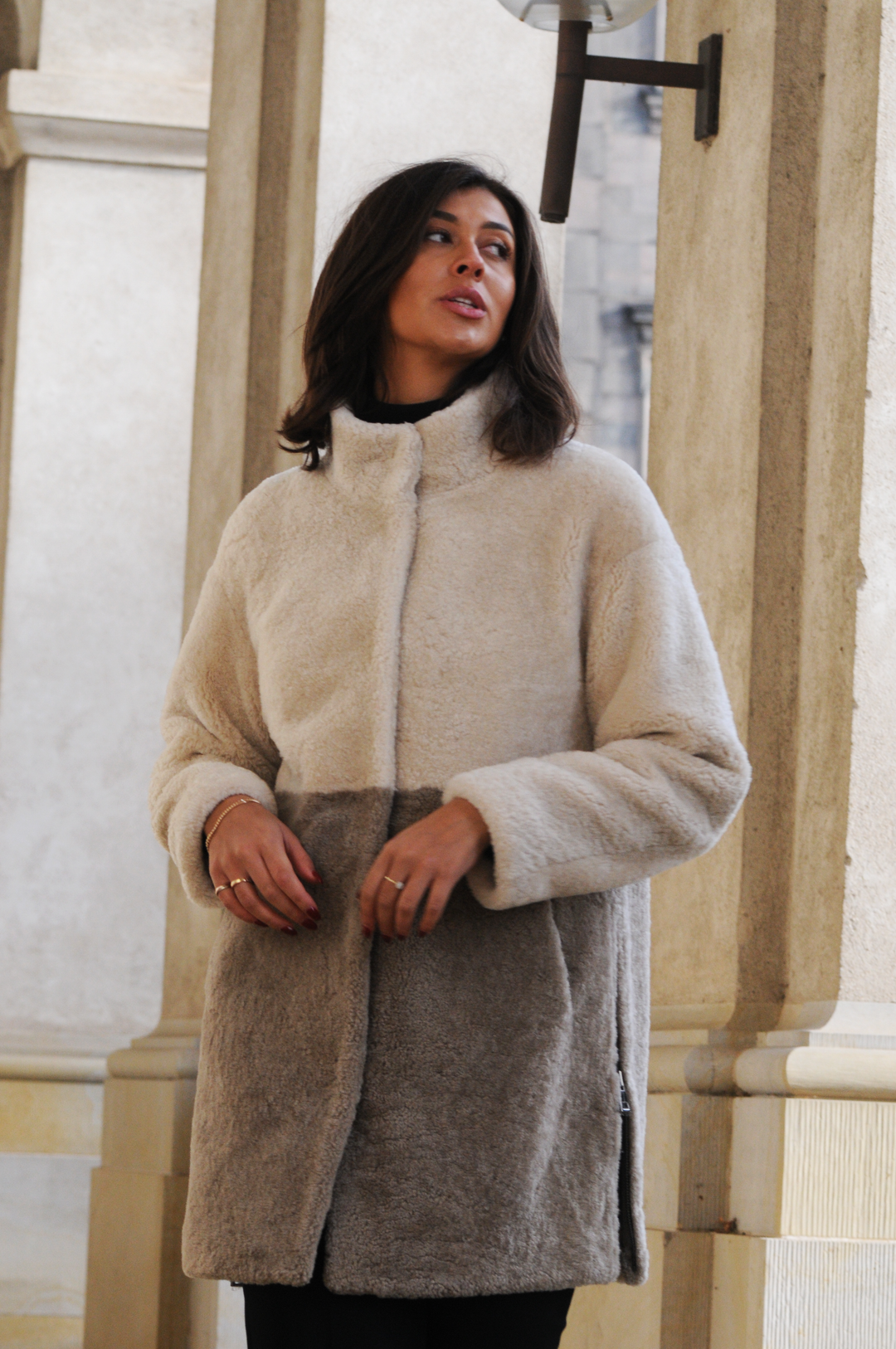 Filuka, 100 cm. - Krave - Krøllet lammefrakke - Damer - Beige & Grå