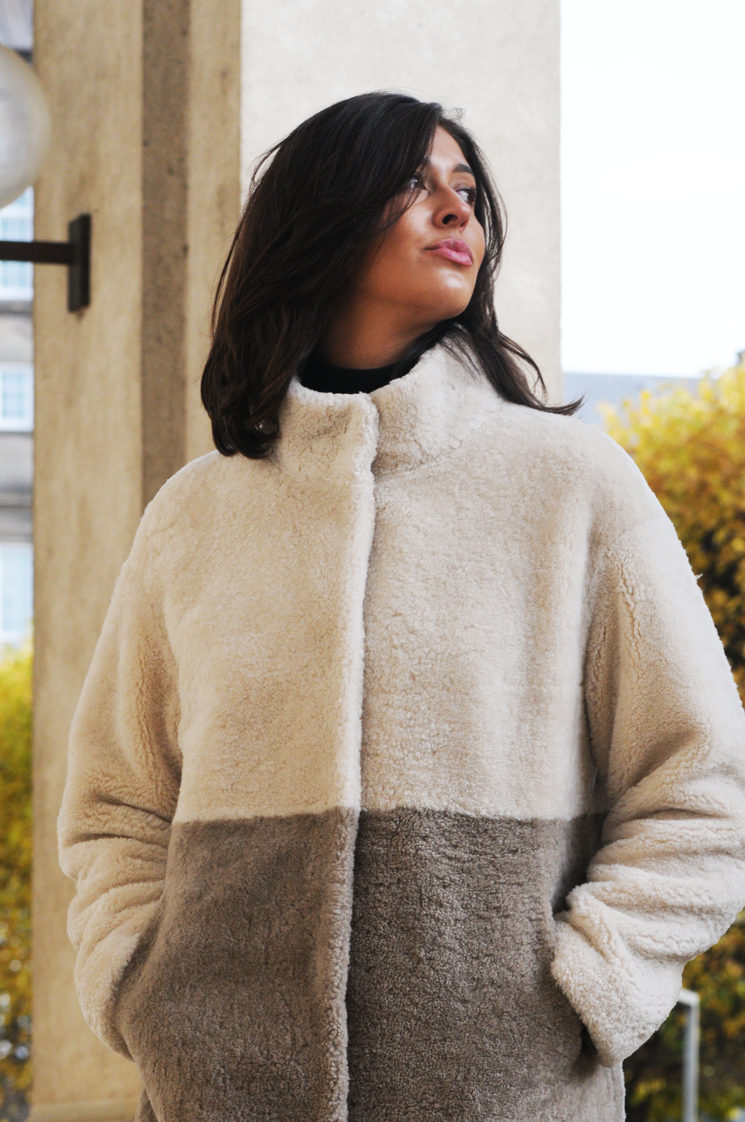 Filuka, 100 cm. - Krave - Krøllet lammefrakke - Damer - Beige & Grå