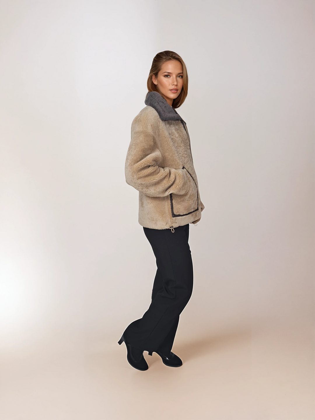 Illulu, 63 cm. - Halsbånd - Krøllet lam - Kvinder - Light Camel & Taupe