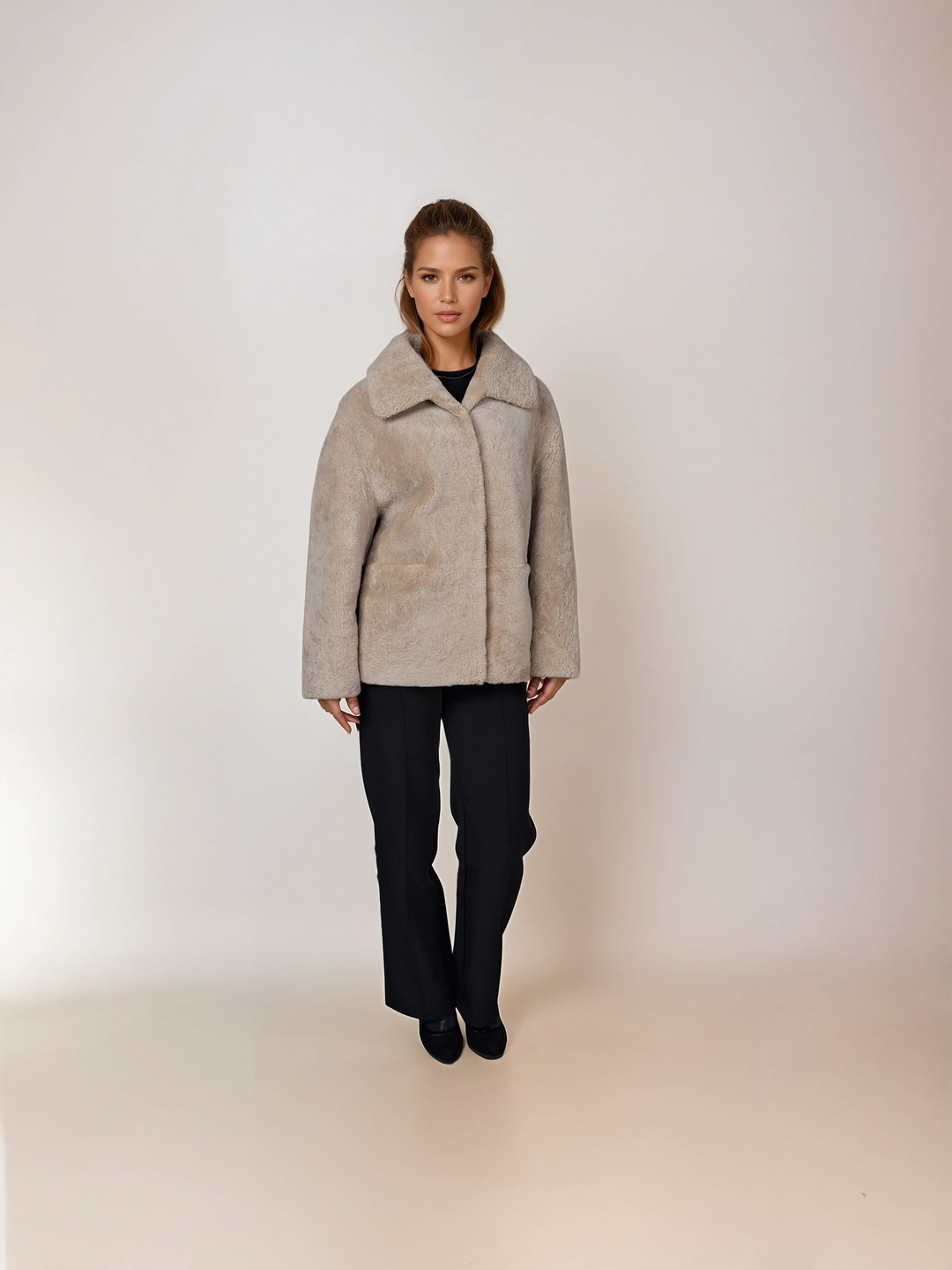 Irene, 65 cm. - Krage - Lockigt lamm - Dam - Mörkbeige