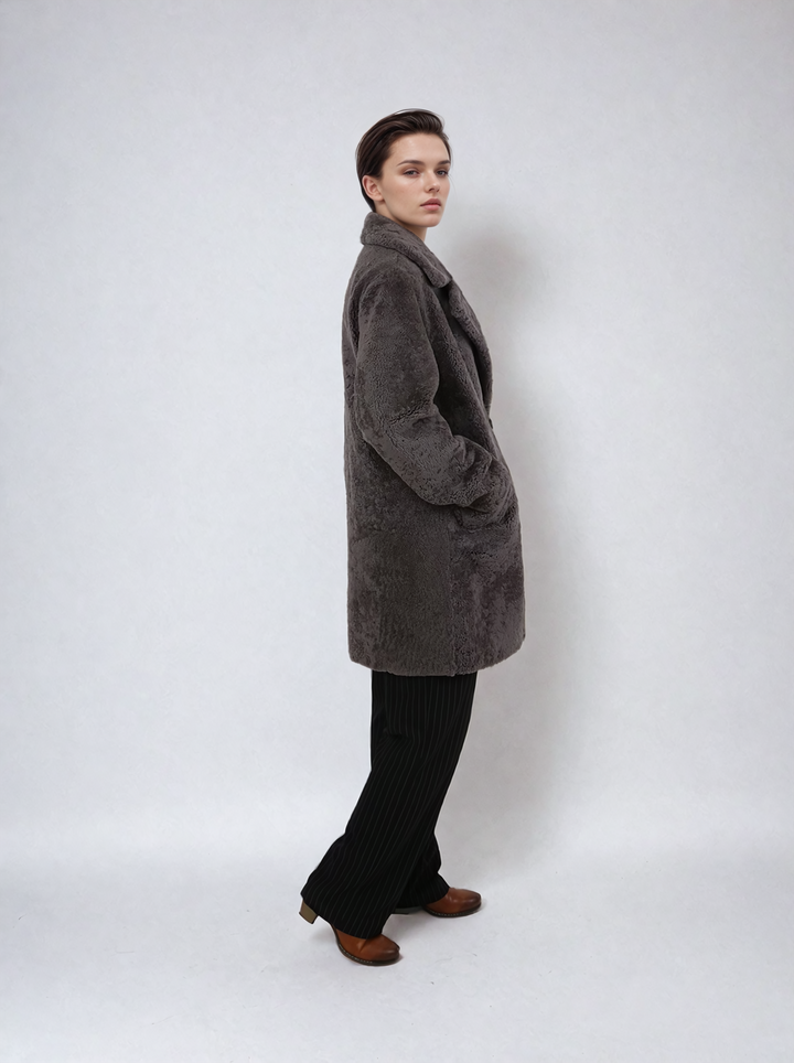 april, 85 cm. - Krage - Krøllete lam - Dame - Taupe