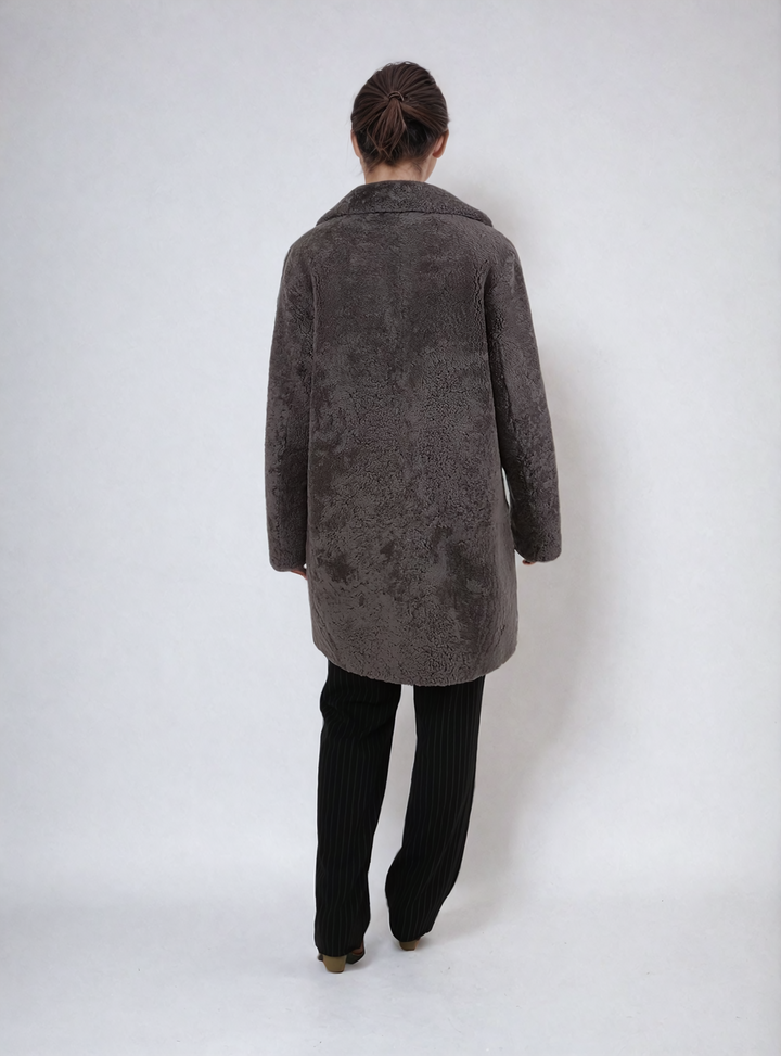 april, 85 cm. - Krage - Krøllete lam - Dame - Taupe