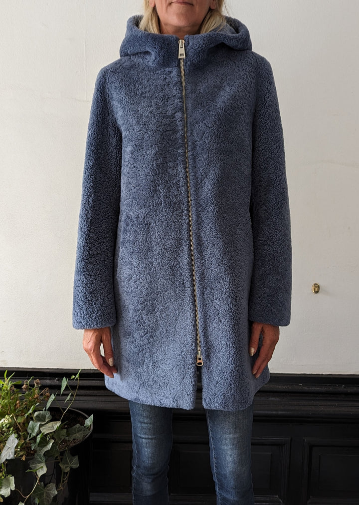 Delaney, 87 cm. - Hette - Curly Lamb jakke - Dame - Blå