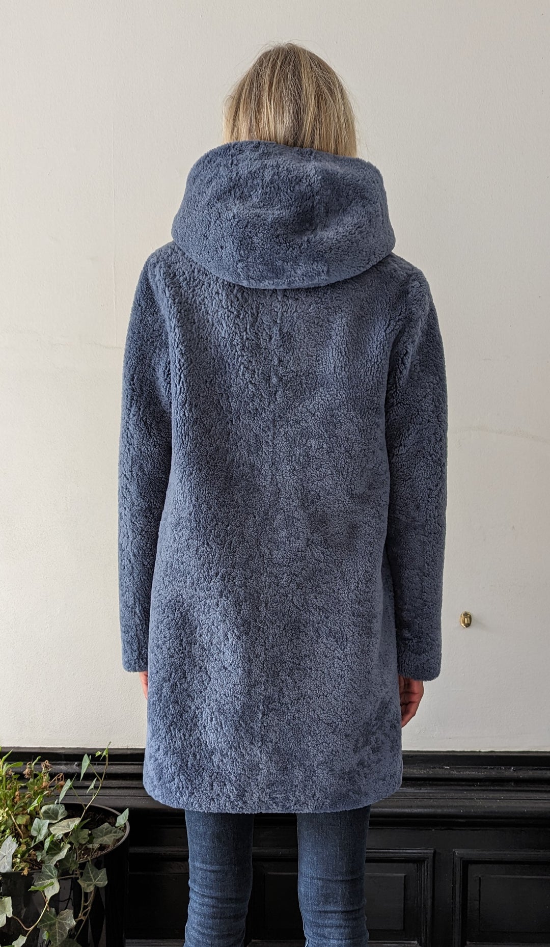 Delaney, 87 cm. - Hette - Curly Lamb jakke - Dame - Blå