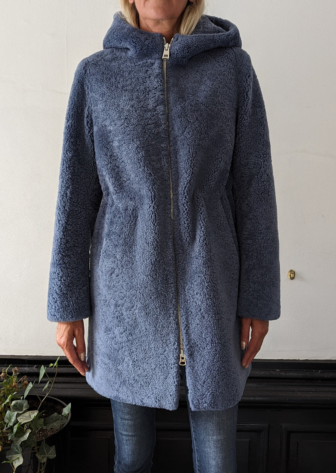 Delaney, 87 cm. - Hette - Curly Lamb jakke - Dame - Blå