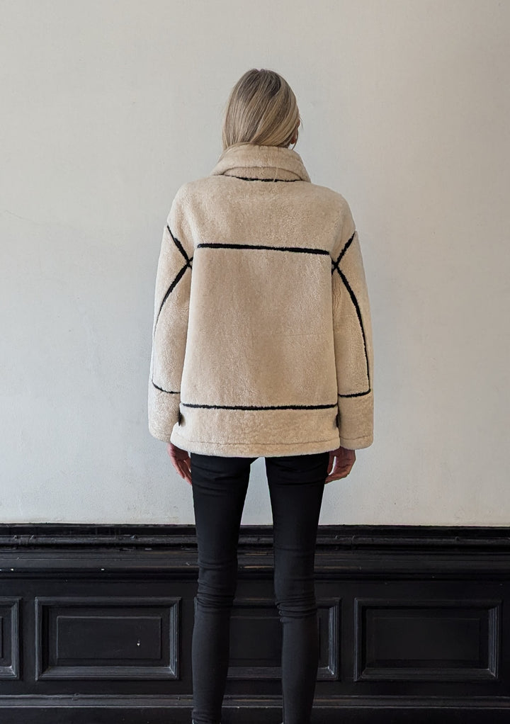 Ina, 68 cm. - Krage - Lockigt lamm - Dam - Beige