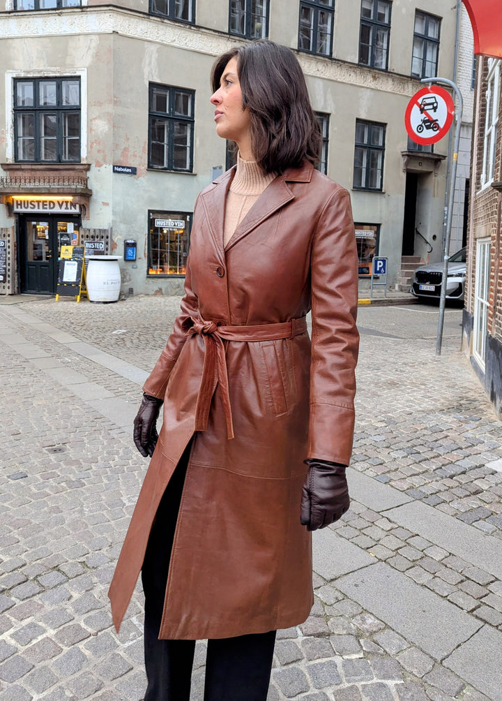 Connie, 115 cm. - Kraag - Lams Malli Leer - Dames - Donker cognac