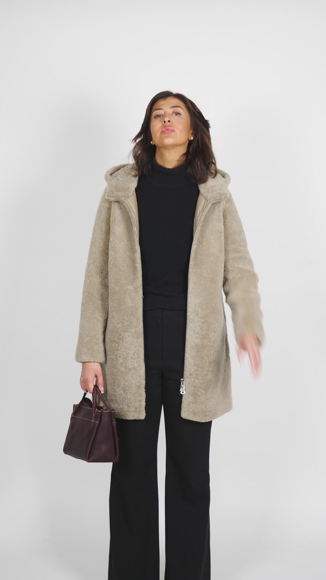 Delaney, 87 cm. - Hette - Krøllete lammejakke - Dame - Grå