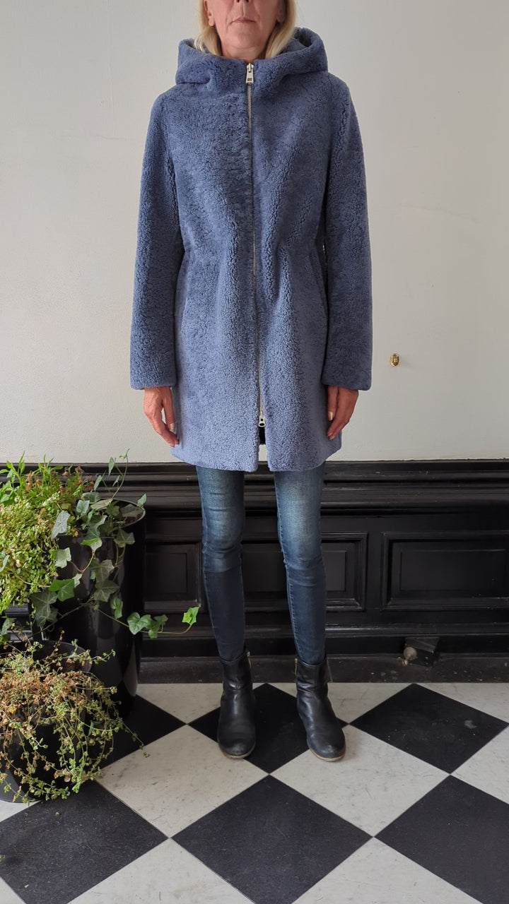 Delaney, 87 cm. - Hette - Curly Lamb jakke - Dame - Blå