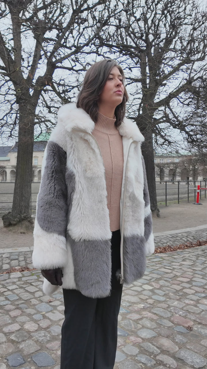 Iphigenie, 85 cm. - Kapuze – Toscana-Lamm – Damen – Grau und Weiß