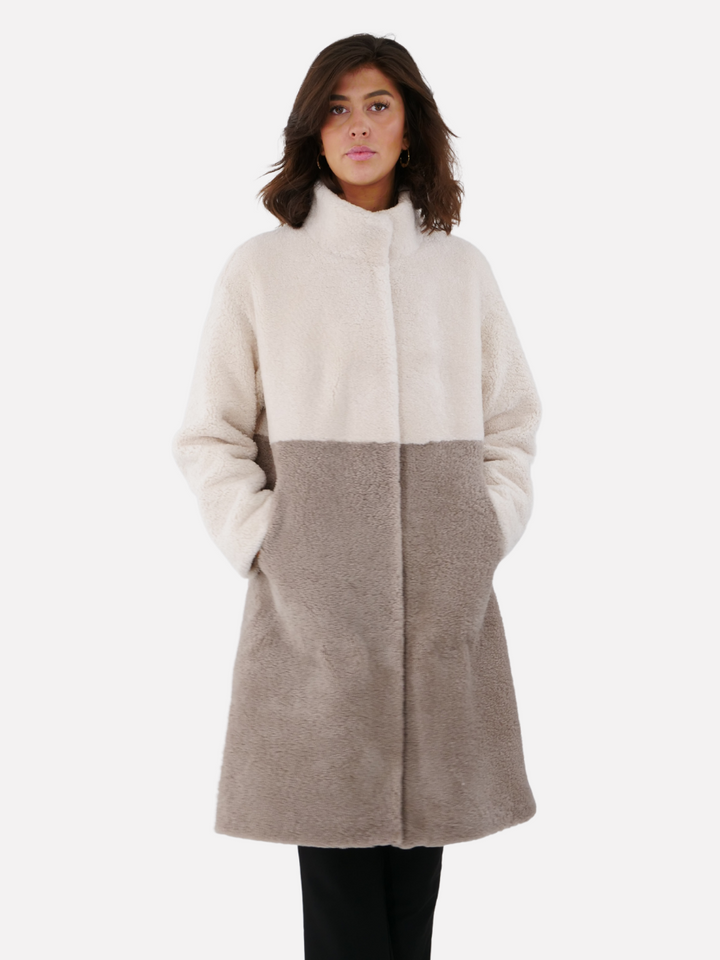 Filuka, 100 cm. - Krave - Krøllet lammefrakke - Damer - Beige & Grå