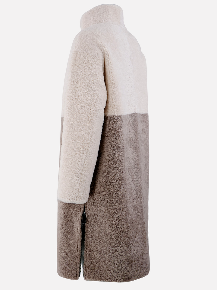 Filuka, 100 cm. - Krave - Krøllet lammefrakke - Damer - Beige & Grå