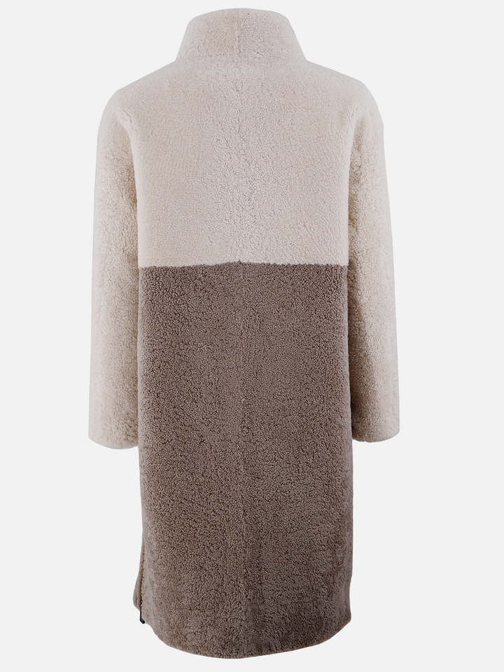 Filuka, 100 cm. - Krave - Krøllet lammefrakke - Damer - Beige & Grå