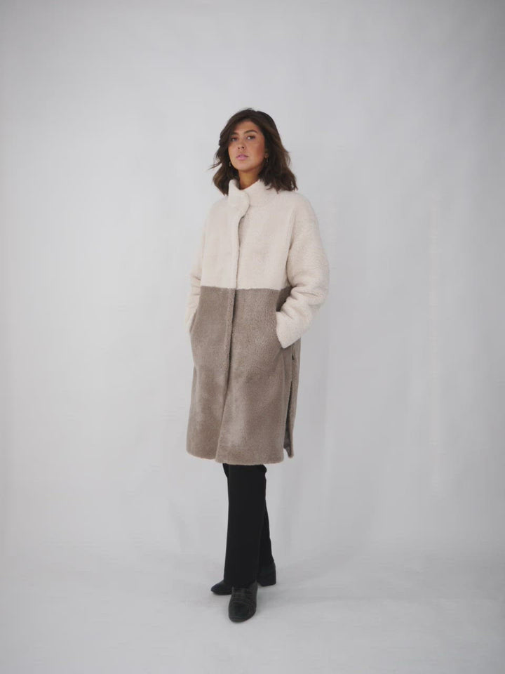 Filuka, 100 cm. - Krave - Krøllet lammefrakke - Damer - Beige & Grå